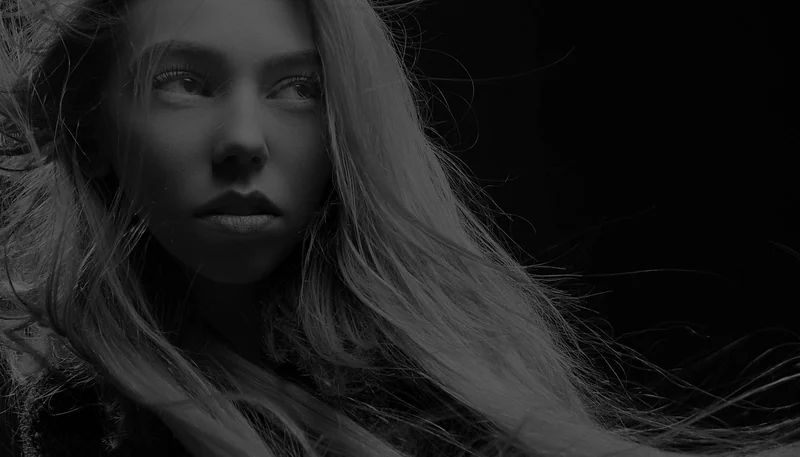 Blond haar met beweging — een moment voor jezelf